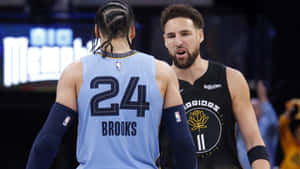 兩位身穿球衣的NBA籃球運動員在比賽中面對面。 — 4K籃球壁紙