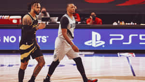 兩位NBA籃球運動員在球場上行走，背景有PS5品牌標誌。 — 運動 壁紙