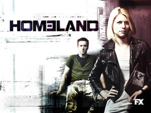 間諜劇《Homeland》的兩位演員在紋理牆壁前擺出嚴肅的表情。 — 電視 壁紙