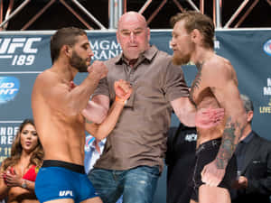 兩位MMA拳手在UFC稱重時面對面站立，裁判將他們分開。 — 4:3 壁紙