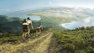 兩位自行車手在風景優美的海岸景觀山徑上騎行。 — 登山車 壁紙