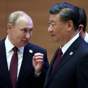 兩位穿西裝的男士在會議中進行嚴肅對話。 — 中國 壁紙