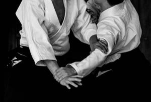 兩位身穿白色道服的武術家正在進行纏鬥技術。 — 運動 壁紙
