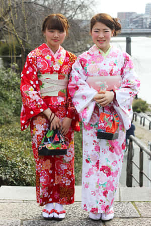 兩位身穿彩色和服的女性站在城市的河邊。 — 東京喰種風格 壁紙