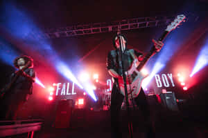 Fall Out Boy 樂隊在紅色和藍色燈光下現場表演。 — Fall Guys 壁紙
