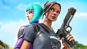 兩個 Fortnite 角色，一個有青色頭髮和紫色裝備，另一個在藍天下拿著手槍。 — 酷炫遊戲 壁紙
