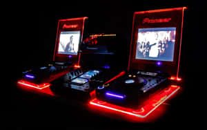 兩個 Pioneer DJ 唱盤以紅藍燈光照明，顯示人群和表演者的視覺效果。 — 霓虹美學 壁紙