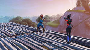 兩個Fortnite角色在木橋上俯瞰日出時霧氣瀰漫的山谷。 — 要塞英雄 大逃殺 壁紙