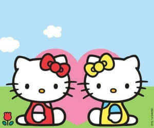 兩個Hello Kitty角色坐在草地上，戴著蝴蝶結，背後有一個粉紅色的心形。 — 魯夫微笑 壁紙