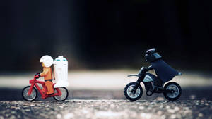 LEGO星戰人偶在腳踏車上於黑暗道路上面對面。 — 樂高旋風忍者 壁紙