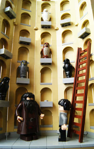 LEGO人偶在LEGO貓頭鷹屋前，有貓頭鷹和梯子。 — Nubia Flip2 壁紙