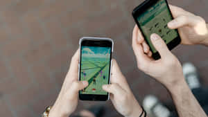 兩個人在戶外用智慧型手機玩Pokemon Go。