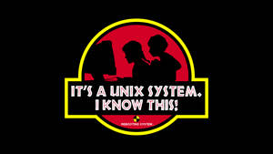 兩個人在電腦前，位於侏羅紀公園風格的標誌內，文字為「It's a Unix System. I Know This!」 — 程式設計 壁紙
