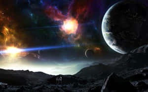 兩名太空人在岩石行星上欣賞色彩繽紛的星雲和遙遠的地球。 — 2560x1600 壁紙