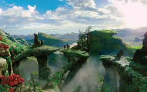 兩個人站在浮石上，下方是霧氣瀰漫的峽谷，有瀑布和遠山。 — 2560x1600 壁紙