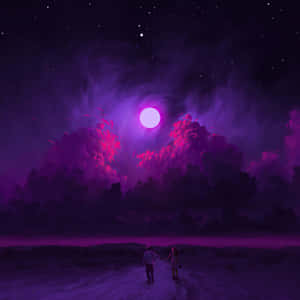 一對情侶在超現實的夜空中，於發光的紫色月亮下手牽手散步。 — 光線 壁紙