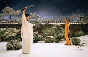 夜間雪地花園中的兩位武術家，一位白袍持劍，另一位黃色運動服持棍。 — 追殺比爾 壁紙