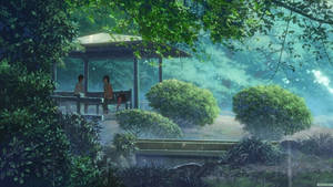 兩個人在雨中的花園裡坐在涼亭下，被綠意環繞。 — 新海誠 壁紙