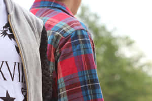兩個穿著休閒多層次服裝的人 — 攝影 壁紙