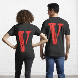 兩個人身穿相配的黑色T恤，上面有紅色「V」標誌，背對背站立。 — Vlone 壁紙