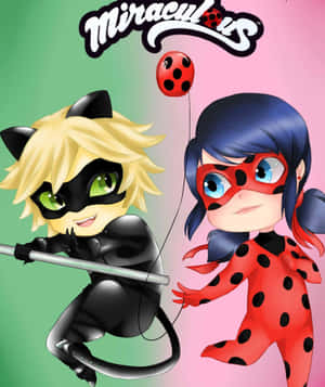 Q 版超級英雄 Ladybug 和 Cat Noir 擺出動作姿勢，上方有 Miraculous 標誌。 — 瓢蟲與黑貓的吻 壁紙
