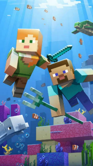 兩個Minecraft角色在水下，在珊瑚和魚附近手持劍和三叉戟。 — 我的世界 壁紙