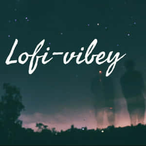 兩個人以星空暮色天空為背景的剪影，帶有 lofi 文字疊加。 — 城市燈光 壁紙