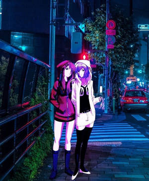 兩個動漫女孩在夜晚霓虹燈照亮城市街道上站在一起。 — 夜景城市 壁紙