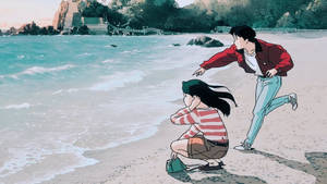 兩個動漫女孩在海邊，一個蹲在水邊，另一個跑向她。 — 日式海浪 壁紙