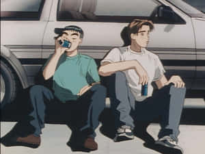 兩個動漫男孩在陽光燦爛的日子裡坐在車旁從罐子裡喝飲料。 — 頭文字D 壁紙