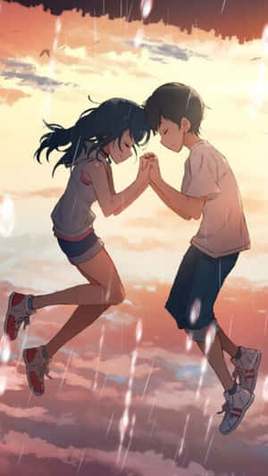 兩個動漫青少年手牽手，在夕陽下跳躍穿過雨幕。