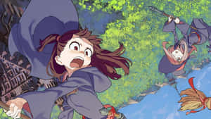 兩個動畫女巫騎著掃帚飛過綠色森林，臉上露出驚訝的表情。 — 女巫 壁紙