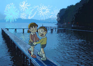 兩個小孩在碼頭上牽手觀看黃昏湖面上的藍色煙火。 — Free Fire 櫻花 壁紙