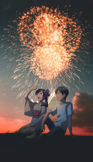 兩個小孩看著煙火在黃昏的天空中爆炸。