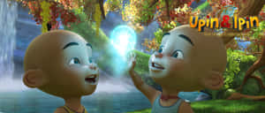 兩個動畫兒童在森林中觸摸瀑布附近的一個發光球體。 — Upin Ipin 壁紙
