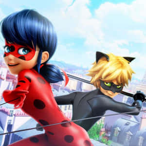兩個動畫超級英雄角色帶著燦爛笑容在城市上空擺盪。 — Miraculous 壁紙