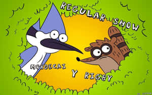 Mordecai 和 Rigby 卡通角色在太陽爆發背景下從草叢中探出頭來。 — 天兵公園 壁紙