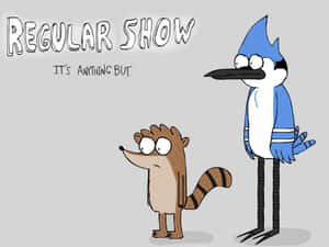 來自《Regular Show》的兩個動畫角色與節目標題文字一起站立。 — 天兵公園 壁紙