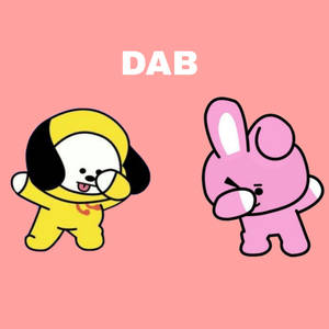 兩個卡通角色在粉紅背景上跳 dab 舞姿。 — 奇米 BT21 壁紙