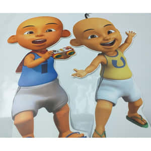兩個卡通角色並肩站立 — Upin Ipin 壁紙