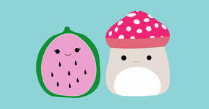 微笑的西瓜片和帶圓點的蘑菇在藍色背景上。 — Squishmallows 壁紙