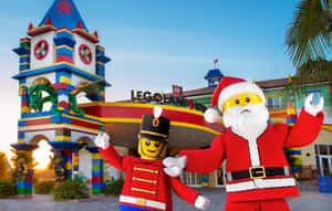 兩個巨型LEGO公仔，一個士兵和聖誕老人，愉快地站在主題公園入口。 — 樂高旋風忍者 壁紙
