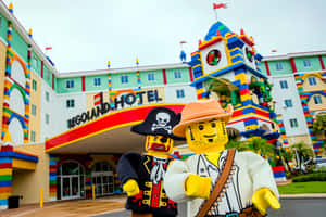 兩個大型 LEGO 海盜人偶在 LEGO 主題飯店建築前擺姿勢。 — 樂高旋風忍者 壁紙