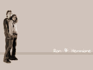 兩個人站在一起，背景為米色條紋，並帶有「Ron & Hermione」文字。 — 哈利波特學院 壁紙