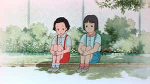 兩個年輕女孩一起坐在樹下的花園邊緣。 — 櫻島麻衣 壁紙