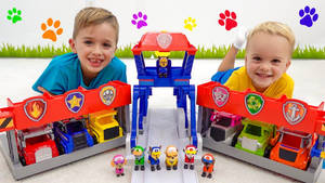 兩個男孩微笑著玩Paw Patrol玩具車和公仔。 — 快樂 壁紙
