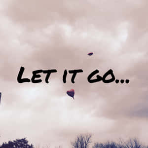 兩個心形風箏在粉紅色多雲天空中飛翔，帶有文字 let it go — 語錄 壁紙