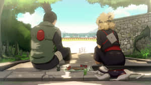 兩個動漫忍者背對背坐在石牆上，附近有一隻貓，俯瞰村莊。 — 鹿丸 壁紙