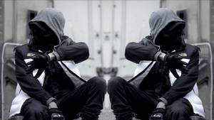 兩個戴面具的人物，身穿連帽外套，坐在城市窗台上，形成鏡像。 — Scarlxrd 壁紙