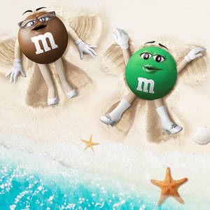 兩個M&M角色在沙灘上放鬆，伴隨著海浪和海星。 — 海灘 壁紙
